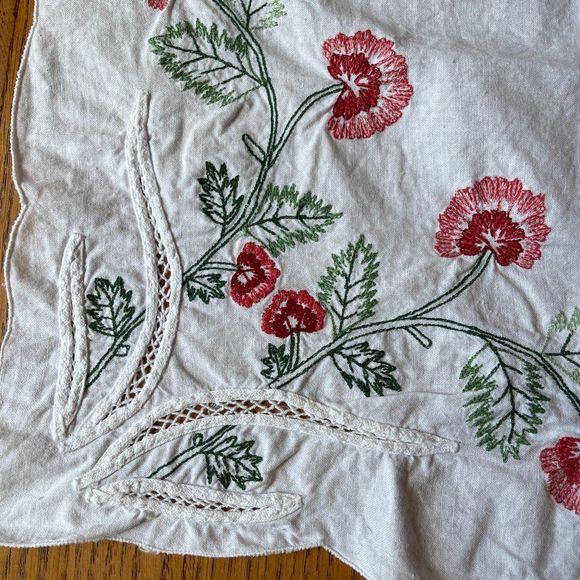 Vintage table cloth crewel or embroidered with inset crochet pointel lace Floral - Picture 2 of 8